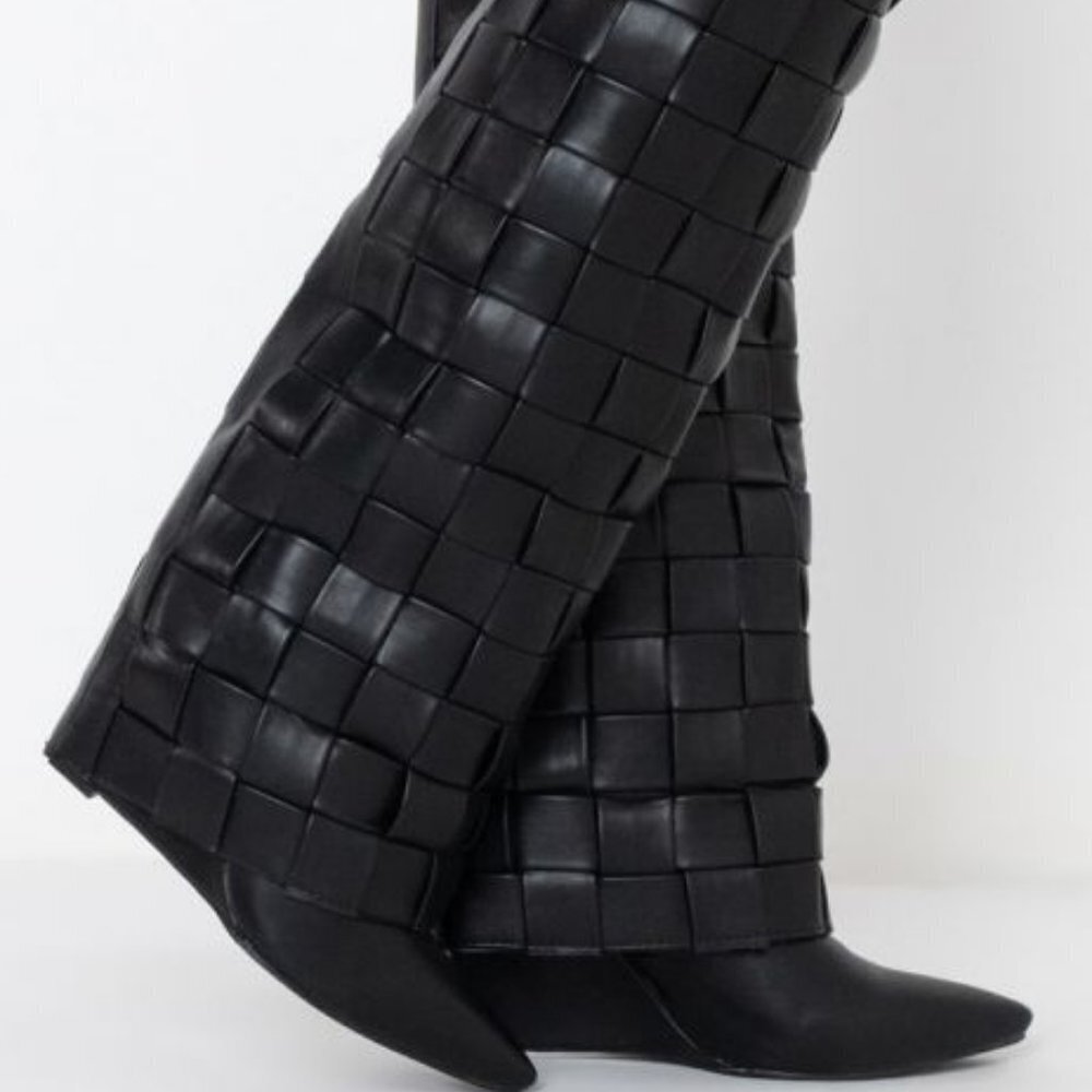 AZALEA WANG WEAVING THROUGH  NIGHT WEDGE BOOT IN BLACK ( BRAND NEW !!! )